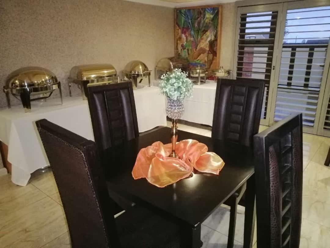 Max B&B East London Bagian luar foto